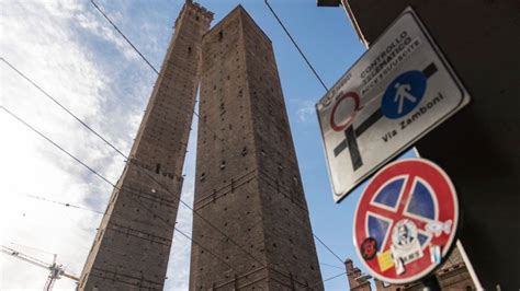 Leaning tower in Bologna, Italy may collapse, causing Italian officials ...