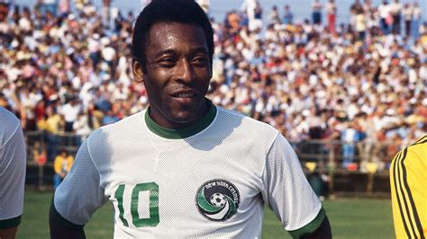 Pelé, Global Soccer Legend, Dead at 82: 'Forever the King of Football' - CNET