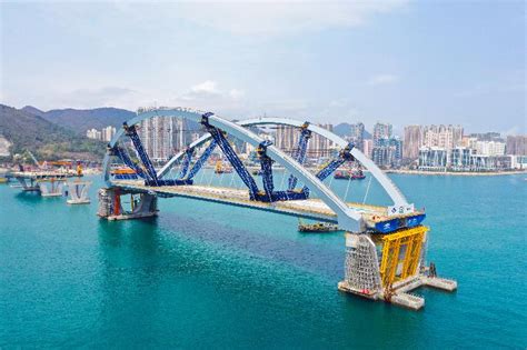 Double-arch bridge installed in Hong Kong