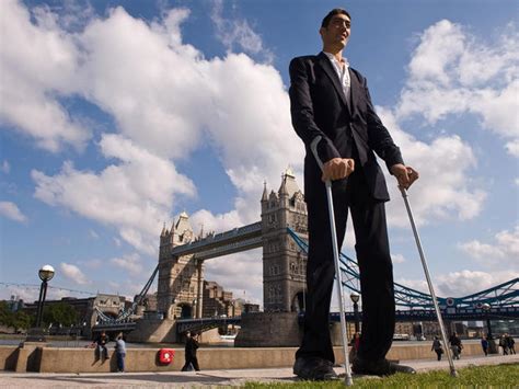 World's tallest man Sultan Kosen stops growing - Photo 1 - Pictures ...