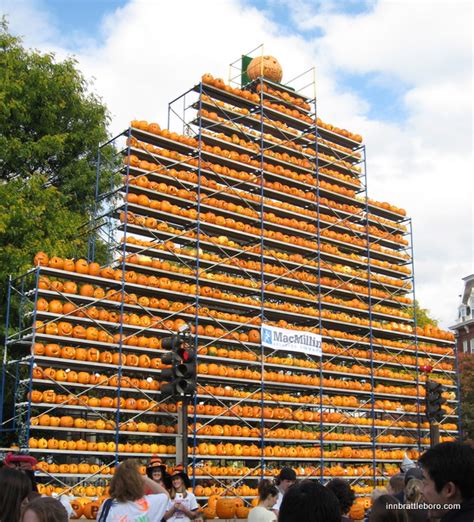 Keene, New Hampshire pumpkin festival (pic). : r/pics