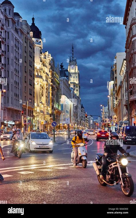 Vista de la calle Gran Via en Madrid, España por la noche Fotografía de ...