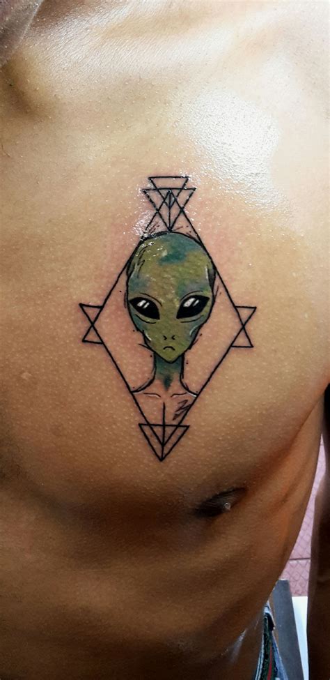 Pin de Caitlin Sforza en Tom | Tatuaje de extraterrestre, Tatuajes espaciales, Tatuajes de aliens