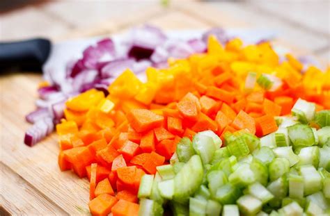 Cube Vegetables on a Cutting Board (celery, onion, carrot, pepper ) - Creative Commons Bilder