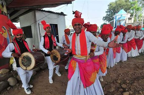 Splendid Folk Dances of Jammu and Kashmir You Must Experience in The Valley