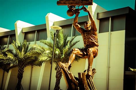 Lakers To Erect Statue of Shaq Outside Of Staples Center