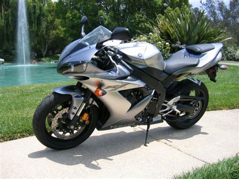 2004 Yamaha YZF R1 - Moto.ZombDrive.COM