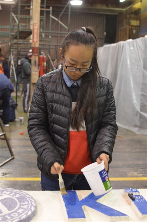 Thousands of Volunteers Decorate Tournament of Roses Parade Floats – ETHIC NEWS