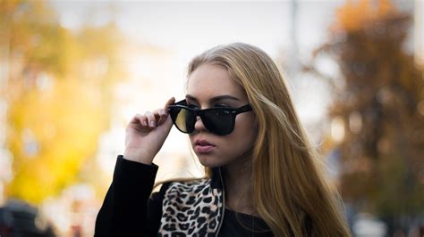 Cute blonde girl with sunglasses HD desktop wallpaper : Widescreen : High Definition : Fullscreen