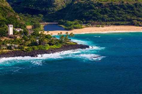 Waimea Bay on the North Shore (Oahu) - Visitor Guide