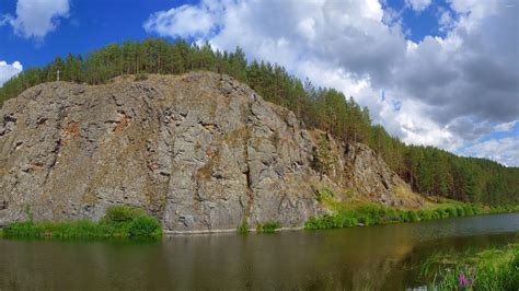 Forest behind protective rocky cliff wallpaper - Nature wallpapers - #38917