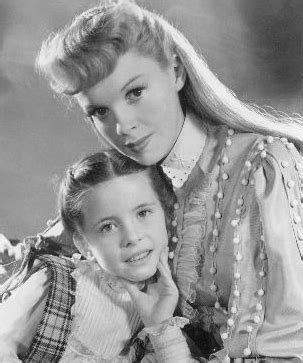 File:Meet Me In St Louis Judy Garland Margaret O'Brien 1944.jpg ...