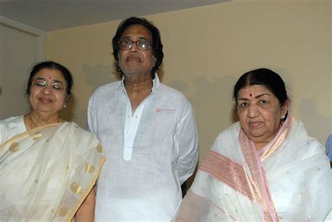 Lata Mangeshkar with Family in Press Conference at their residence Prabhu Kunj for Master ...