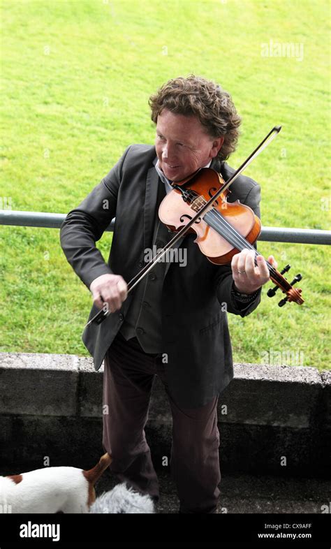 Traditional irish fiddle player hi-res stock photography and images - Alamy