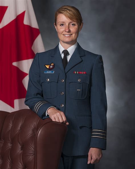 Les femmes dans l’aviation : la lieutenant-colonel Julie Callacott ...