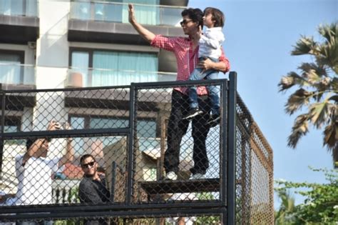 Shah Rukh Khan Greets Fans Outside Mannat On His Birthday Photos ...