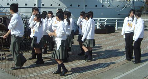 File:Japanese school uniform dsc06050.jpg - Wikipedia