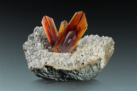 Brookite - Mineral Properties, Photos and Occurence