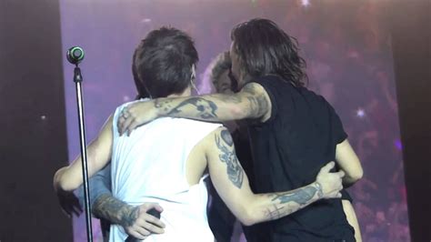 HARRY & LOUIS HUG at the end of OTRA (& GROUP HUG) - YouTube