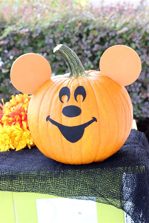 DIY Mickey Mouse Pumpkin | Cutefetti