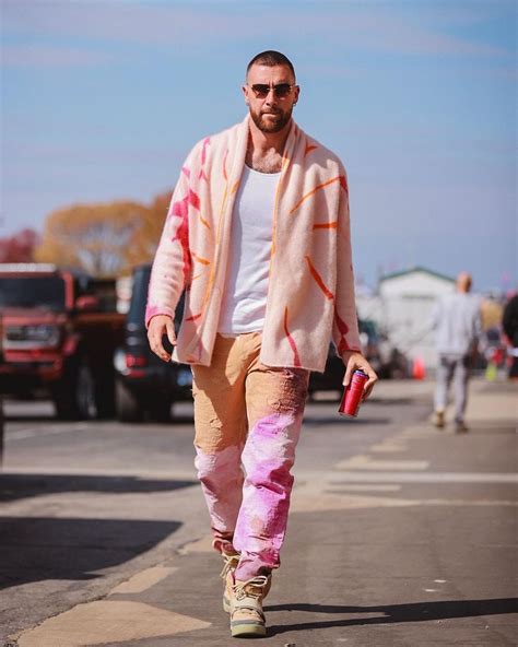 Travis Kelce Outfit from October 16, 2022 | WHAT’S ON THE STAR?