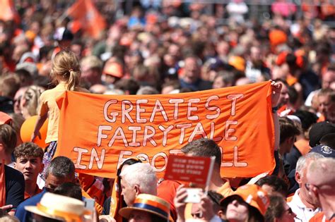 Luton Town fans flood the streets with sea of orange as Hatters ...