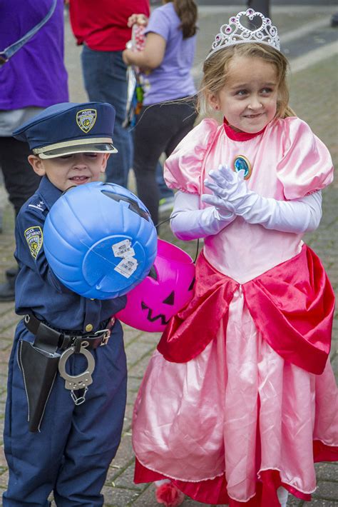 Downtown Washougal Pumpkin Harvest Festival attracts engaged visitors - ClarkCountyToday.com