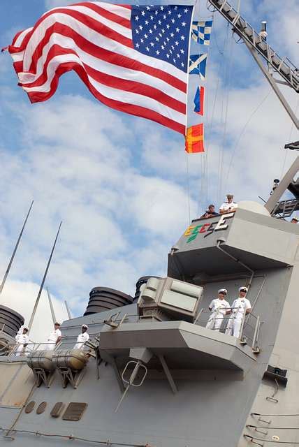 Guided-missile destroyer USS Mitscher (DDG 57) pulls into Naval Station ...