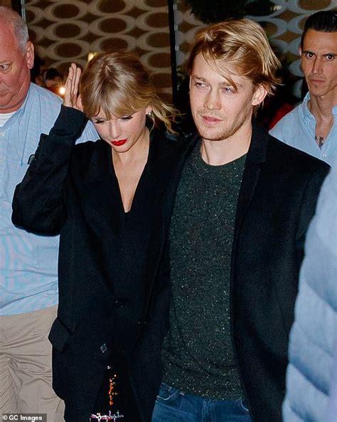 Taylor Swift holds hands with boyfriend Joe Alwyn on rare outing at SNL ...