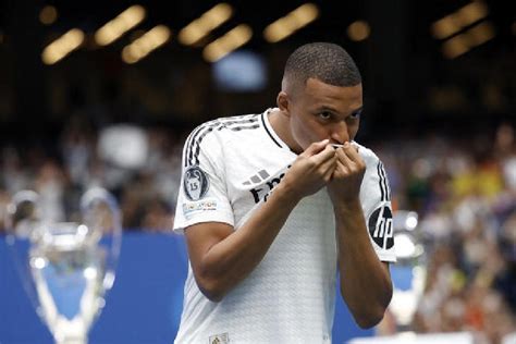 Real Madrid | Kylian Mbappe put on Real Madrid jersey, fulfilling his ...