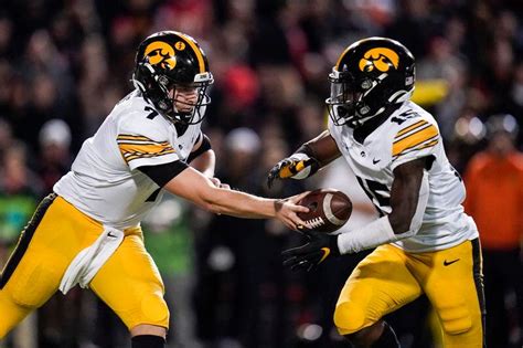 Iowa Hawkeyes vs Wisconsin Badgers football free live stream, score ...