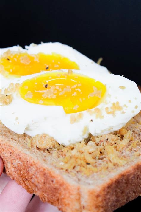 Egg Recipe – Fried Eggs on Toast – Oliver Camacho