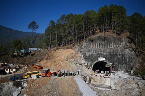 India Ignored Repeated Warnings Before Tunnel Trapped 41 Men - The New York Times