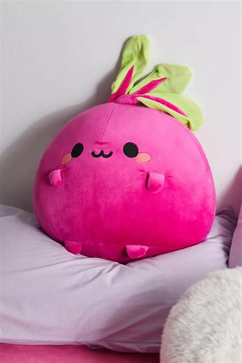 Smoko Beet Mochi Plushie | Urban Outfitters