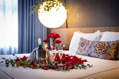 Make Your Valentine's Day Extra Romantic With This Chicago Hotel's Rose Petal Packages