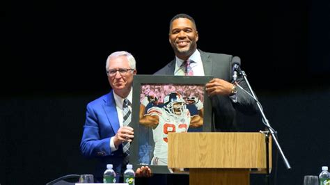 Michael Strahan inducted into Texas Sports Hall of Fame - Good Morning America