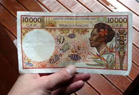 Banknotes in Bora Bora look like they're hand drawn - 9GAG