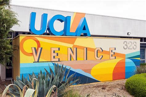 Photo | UCLA Venice dental clinic mural | UCLA