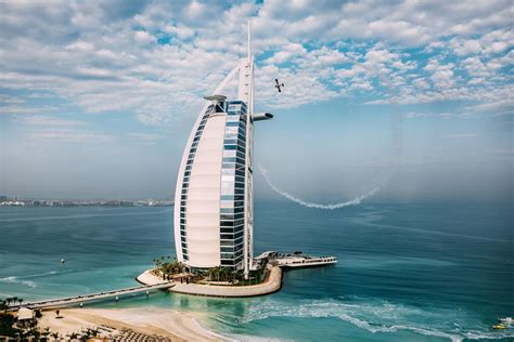 Pilot makes crazy plane landing on skyscraper helipad 212 m above Dubai ...