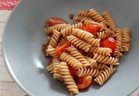 Pasta con acciughe e pomodorini