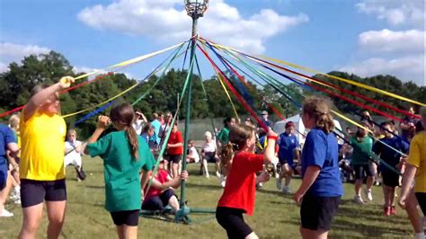 Maypole Dancing at the 2010 Greenfields Summer Fair - YouTube