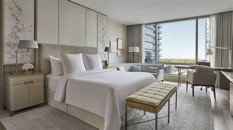 Toronto Luxury Suites & Rooms | Yorkville | Four Seasons Hotel Toronto