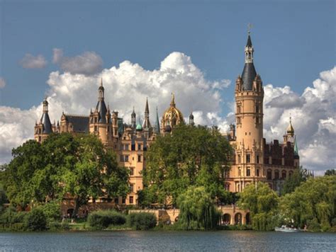 Schwerin Castle located in the city of Schwerin | Schwerin, Germany ...