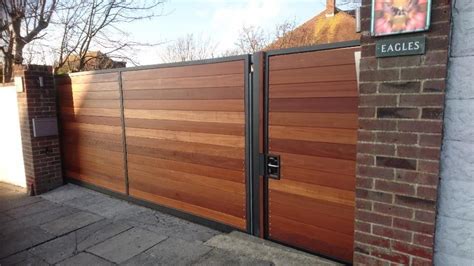 Wooden sliding gates in Surrey | Pagar kayu, Desain eksterior, Ide pagar