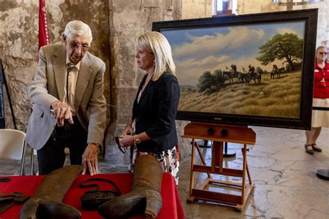 Renowned artist sells artifacts, donates paintings to Alamo