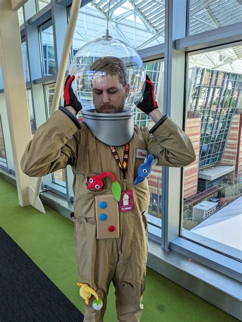 Captain Olimar Cosplay : r/Pikmin