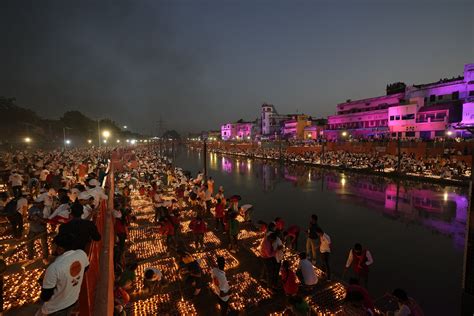 Diwali in pictures: Indian holy city lights 1.5 million lamps to retain world record | Euronews