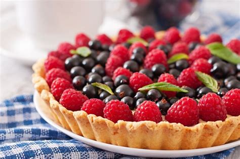 Premium Photo | Tart with berries and custard