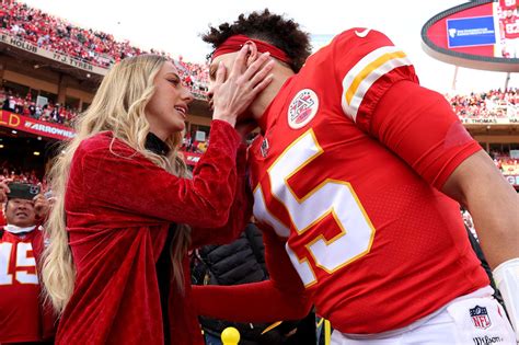 Patrick Mahomes shoots down rumor about banning fiancée, brother