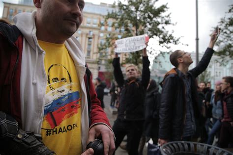 On Putin’s birthday, opposition activists protest, call for him to quit – EURACTIV.com